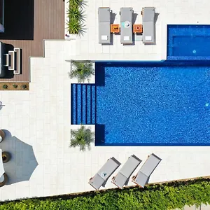 Apartmán Pino With Pool, Sauna & Jacuzzi, Petrcane